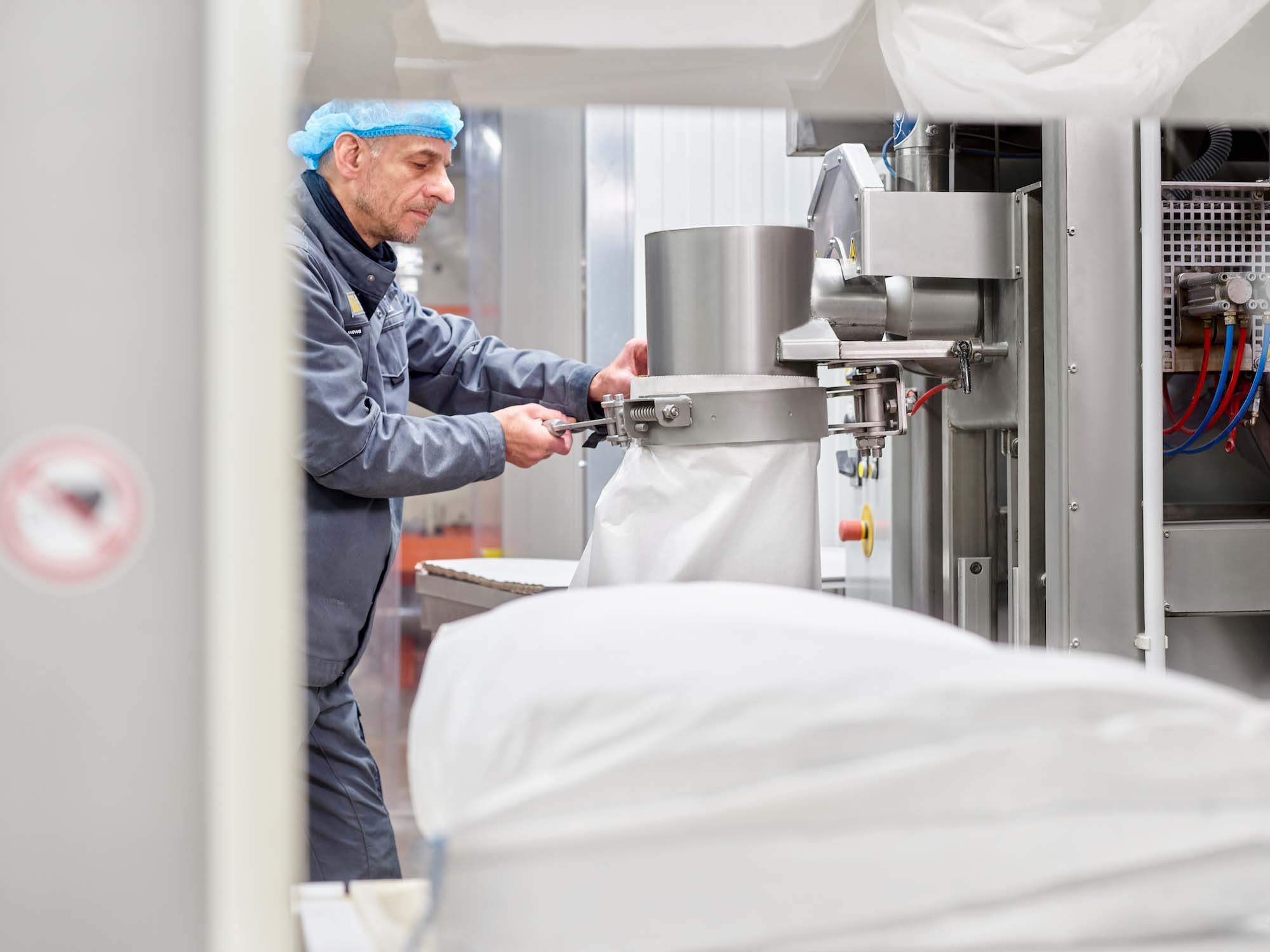 Mitarbeiter der JUCHEM GROUP bedient moderne Abfüllanlagen zur Verarbeitung und Verpackung funktioneller Lebensmittelzutaten.