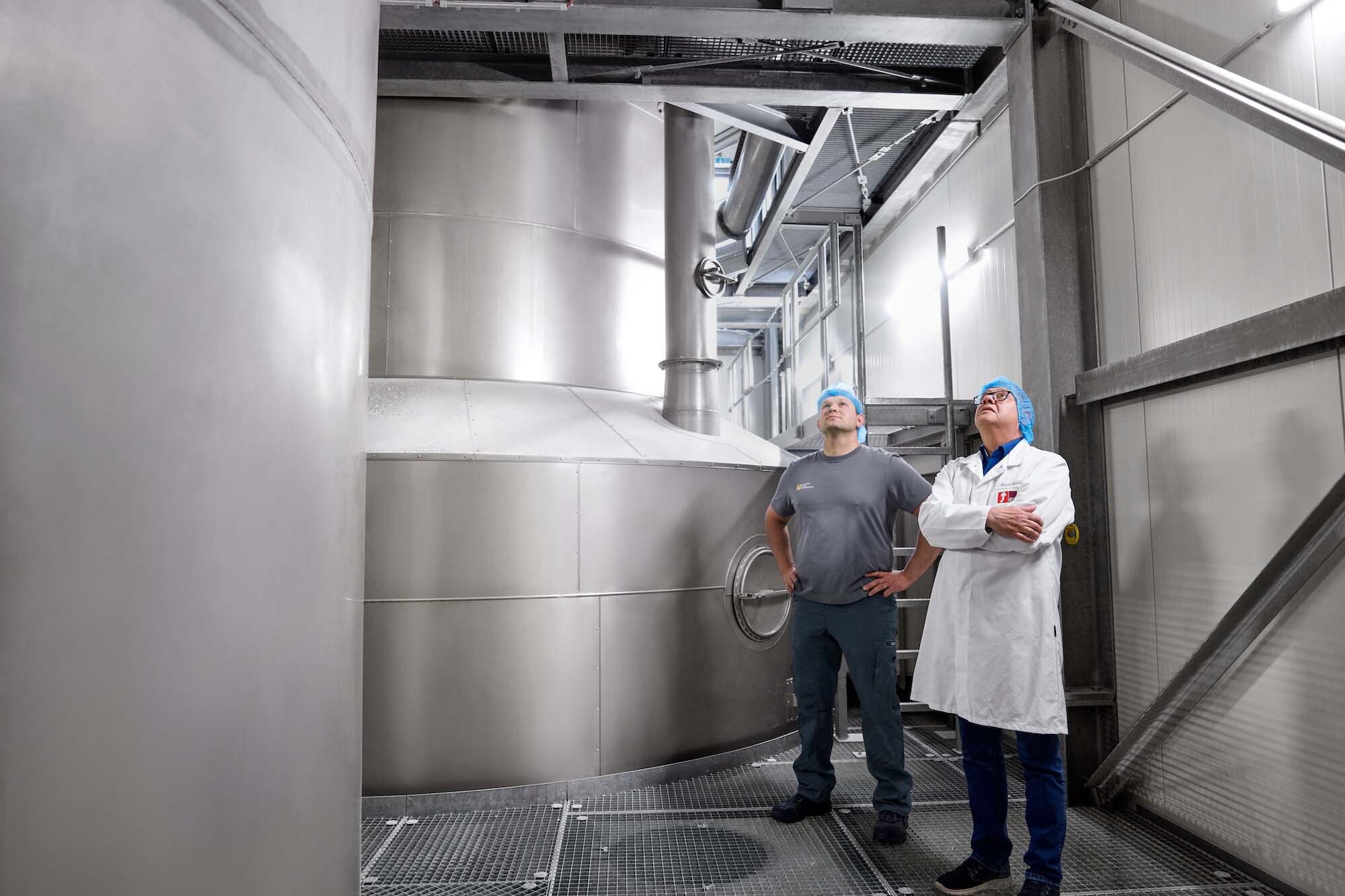 Mitarbeiter der JUCHEM GROUP kontrollieren moderne Produktionsanlagen zur Herstellung funktioneller Lebensmittelzutaten.