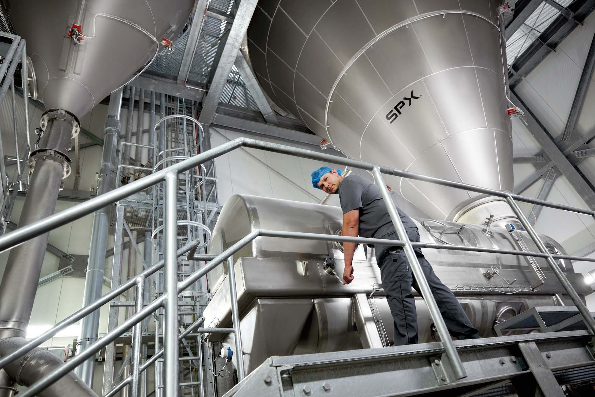 Mitarbeiter der JUCHEM GROUP überwacht moderne Produktionsanlagen zur Verarbeitung funktioneller Lebensmittelzutaten.
