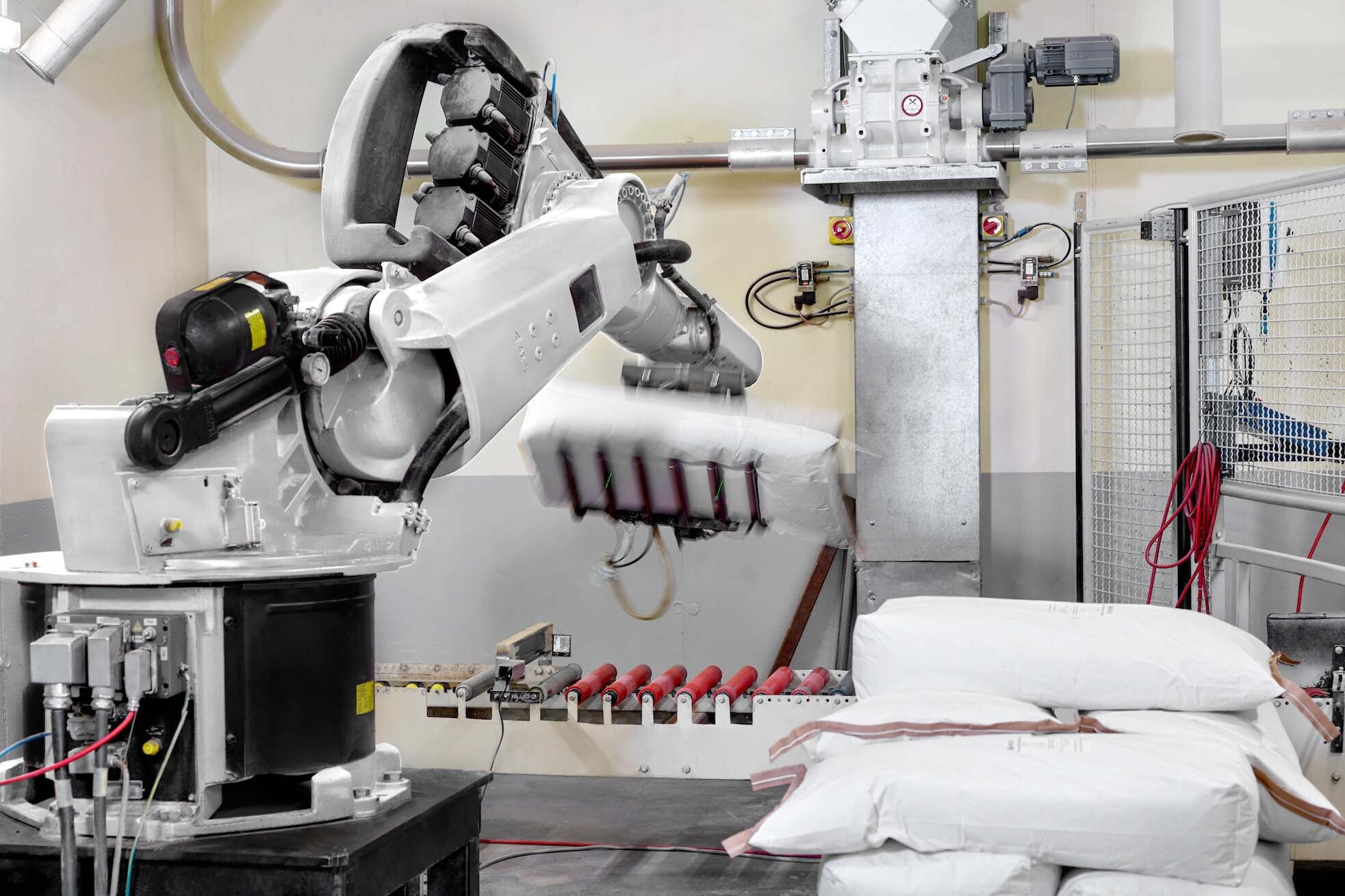 Industrieroboter in der Produktion der JUCHEM GROUP automatisiert das Handling und die Verpackung von Rohstoffsäcken.