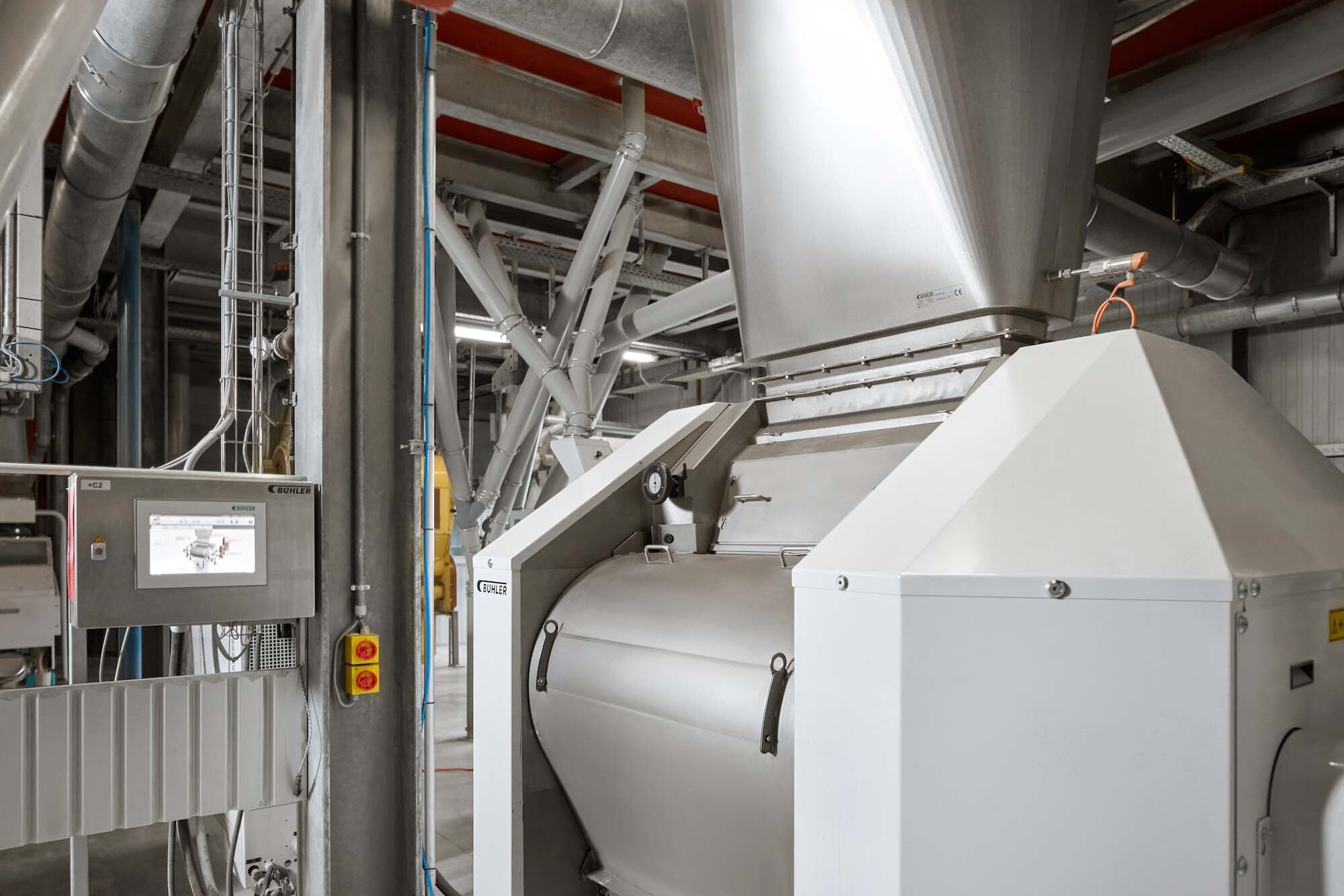 Industrielle Produktionsanlage der JUCHEM GROUP zur Verarbeitung und Veredelung funktioneller Lebensmittelzutaten.